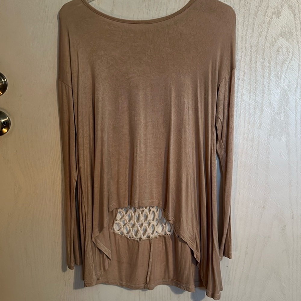 Women’s long sleeve high low blouse. Open, decorative back. Size L